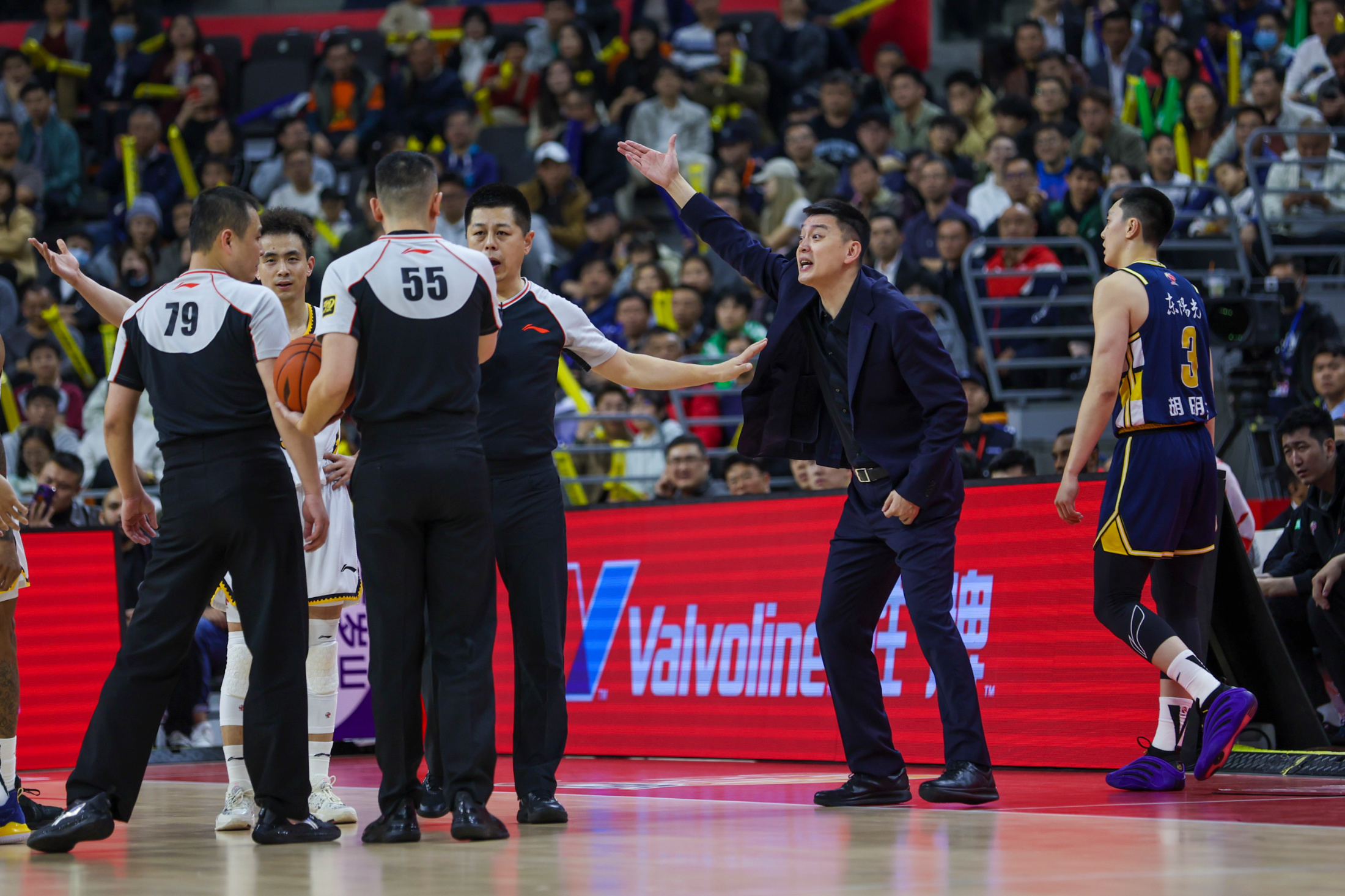 开云在线入口 -赛后突围战来临,广厦男篮围绕法甲扳平良机,气氛紧张,资深球员宣示担当