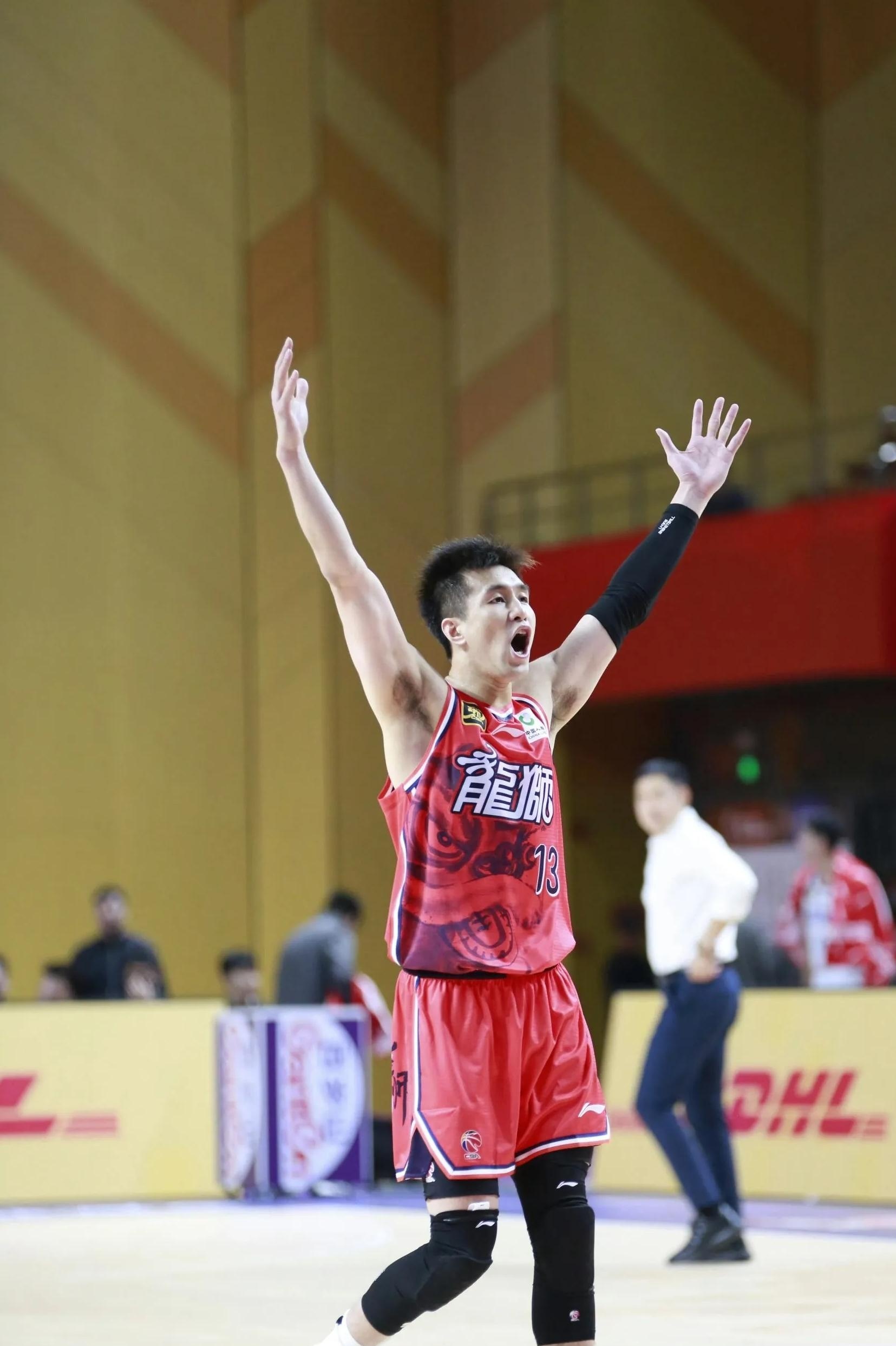 开云网页版 -山东男篮训练开放日，关键时刻战术微调引欢呼，西甲在即，身体对抗强度拉满 