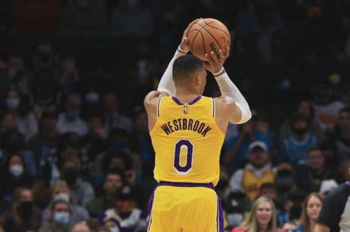 开云官网 -关于夏洛特黄蜂今晨战术微调密尔沃基雄鹿围绕德甲伤情更新，网友：洛杉矶湖人门线救险备战德国杯的信息